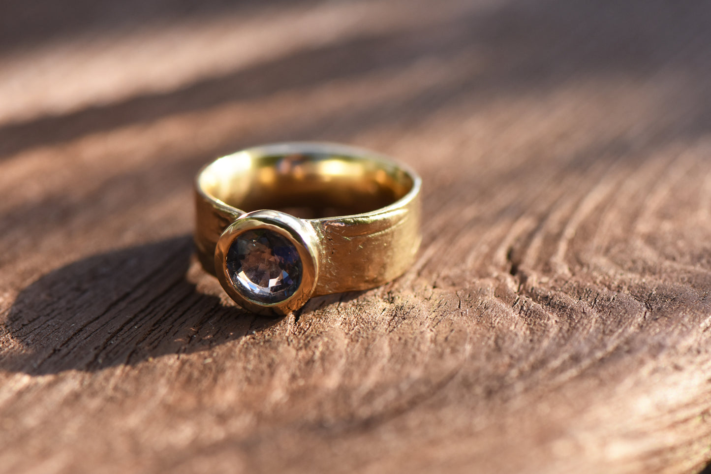 9ct Gold Silver Birch Band with Sapphire