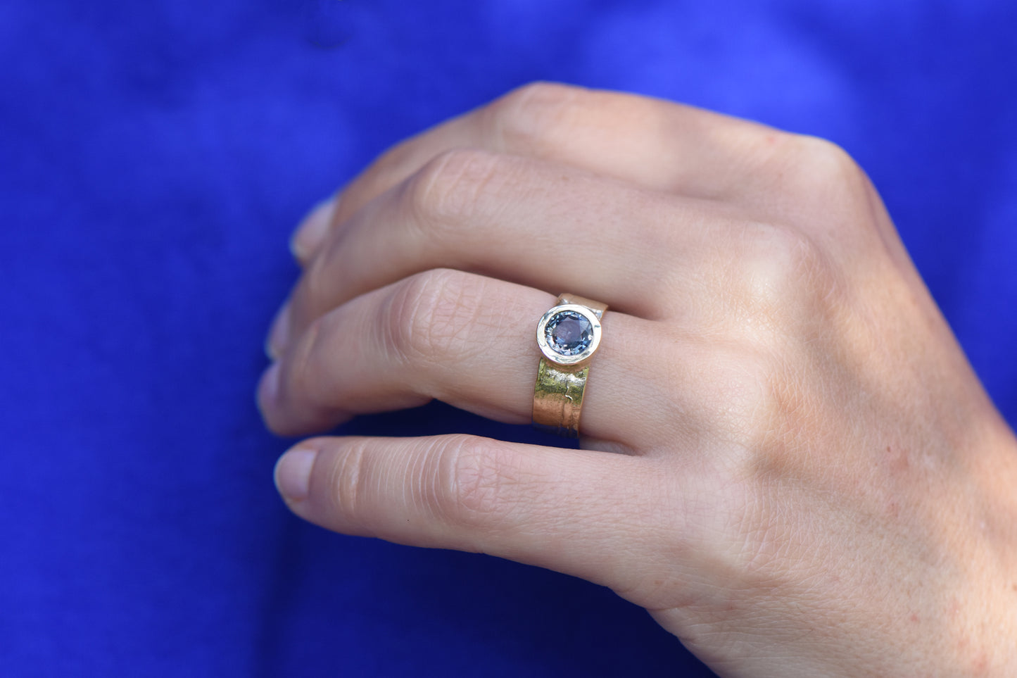 9ct Gold Silver Birch Band with Sapphire